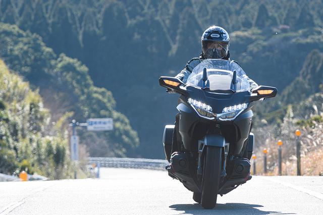 画像: 「2018年の初代モデルに比べると、フロントサスペンションの余計に動く感じがなくなりましたね。節度が出た感じです」と伊藤さんは熟成された足まわりを高く評価。