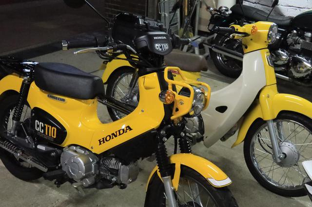 画像: 手前がクロスカブ110。奥がスーパーカブ110。 Honda CROSS CUB 110 総排気量:109cc エンジン形式:空冷4ストSOHC単気筒 シート高:784mm 車両重量:106kg メーカー希望小売価格:税込34万1000円