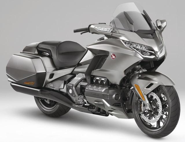 画像: 2018年 ゴールドウイング/ゴールドウイング ツアー フロントにダブルウィッシュボーンを採用。バガータイプがスタンダードのゴールドウイングとなる。トップケースを備えた従来のゴールドウイングは「ゴールドウイング ツアー」となった。