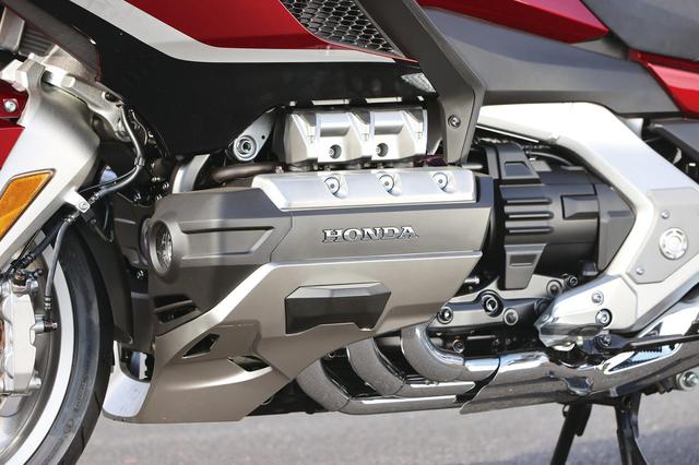 画像: ゴールドウイング伝統のフラット6。現行モデルは排気量1832cc、ユニカム4バルブヘッドを備え、トルク感溢れるパワー特性を実現。