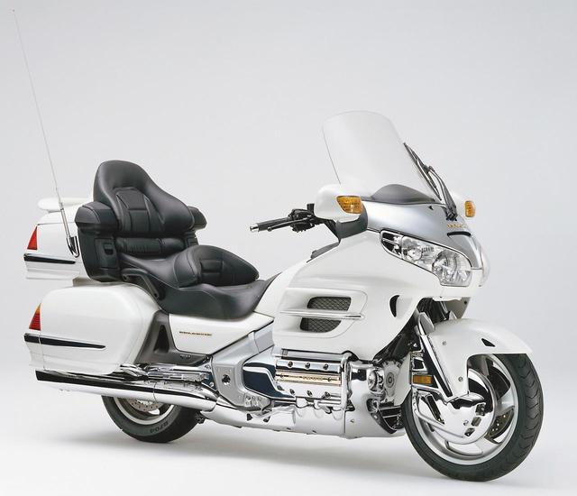 画像: 2001年 GL1800 アルミツインチューブフレームやユニットプロリンクなど、最高峰の素材と技術で誕生。2007年には初のエアバッグも採用された。