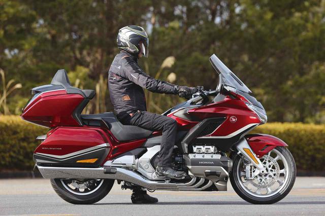 画像1: ホンダ「ゴールドウイング ツアー」(2021年モデル)足つき性・ポジション
