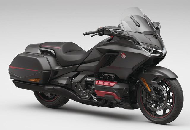 画像: Honda Gold Wing 総排気量:1833cc エンジン形式:水冷4ストSOHC(ユニカム)水平対向6気筒 シート高:745mm 車両重量:366kg 発売日:2021年2月25日(木) メーカー希望小売価格:税込294万8000円 ゴールドウイングのスタンダード。車重もツアーより23kg軽い。こちらはスピーカーをアップグレードしている。