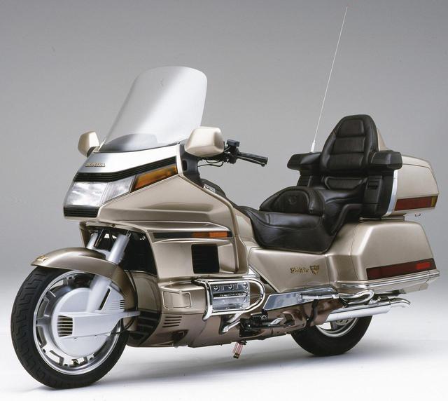 画像: 1988年 GL1500 1520㏄の水平対向6気筒エンジンを採用。ボディ一体型のトランクや前後連動ブレーキなどを装備。500台が国内限定発売された。