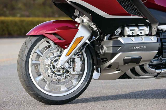 画像: フロントサスはホンダ独自の二輪車用ダブルウイッシュボーン。街乗りから高速道路まで、快適な乗り心地と軽快なハンドリングを両立。