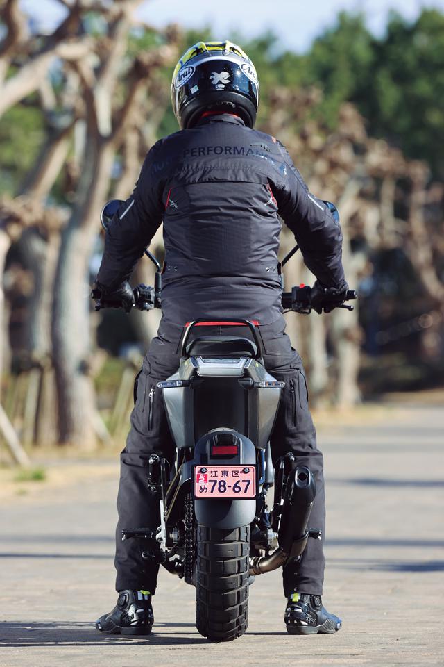画像: ハスクバーナモーターサイクルズ「スヴァルトピレン125」ライディングポジション・足つき性
