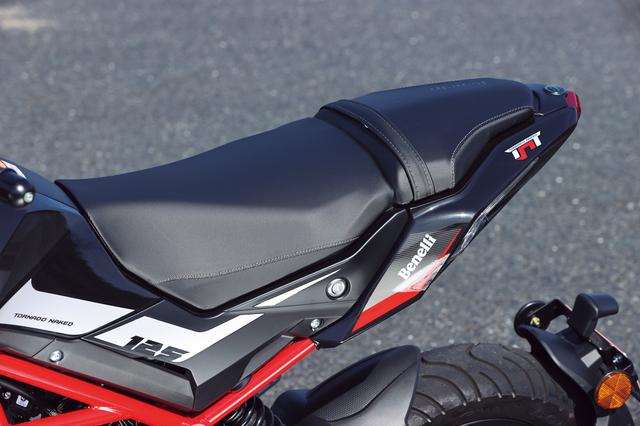 画像: シートは前後分割式で、シート高は780mm。ライダー側は座面の広さもクッション厚も十分だが、タンデム部はやや小ぶり。