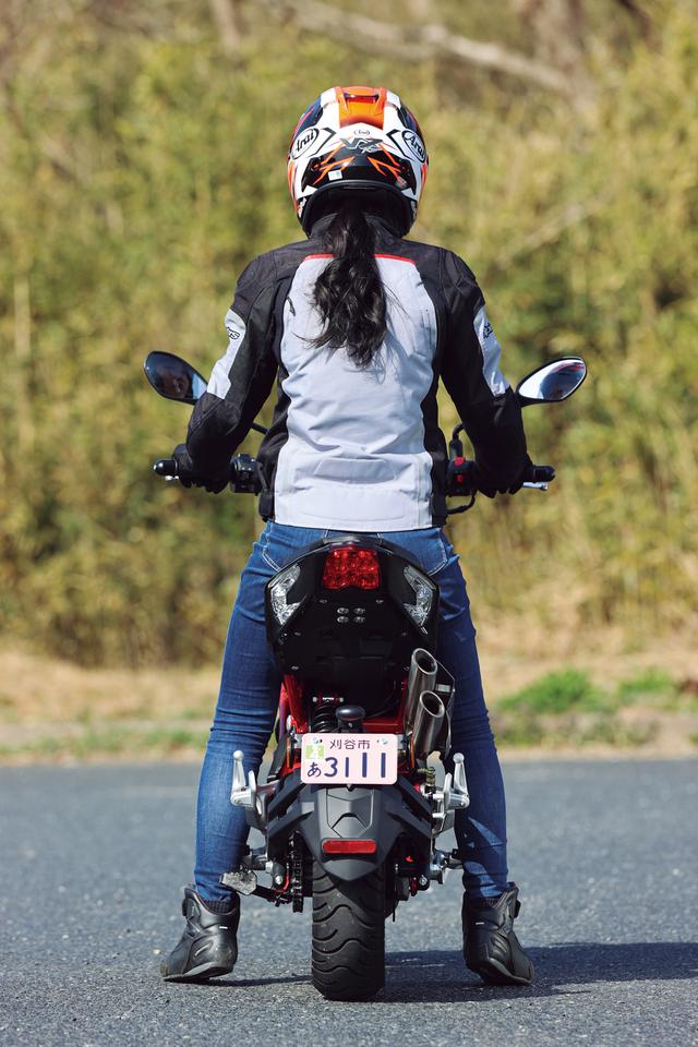 画像: ベネリ「TNT125」ライディングポジション・足つき性