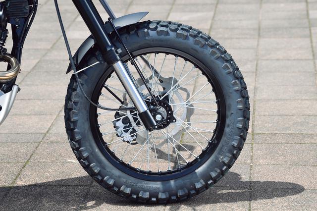 画像: フロントにはペータル型のΦ275mmローターをシングルで装着。キャリパーは片押し2ピストンで、軽量な車体に充分な制動力。