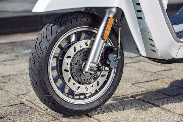画像: Φ226㎜のディスクブレーキを採用し、前後連動ブレーキも標準装備。試乗車はフロントフェンダー可動式の「フレックス」タイプ。