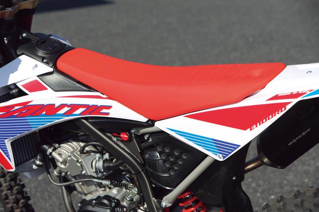 画像: フラットなシートはライダーが走行時に前後への移動をしやすい形状。その真価はオフロードで活きてくる。
