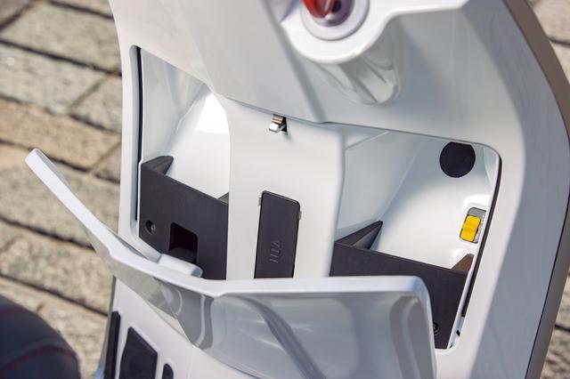 画像: フロントポケットの左右には小物入れスペースも用意。右側にはスマートフォンの充電にも便利なUSB端子も備わっている。