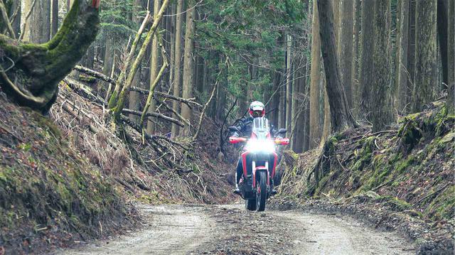 画像6: 試練は続く…なんと山は極寒、道は極細!