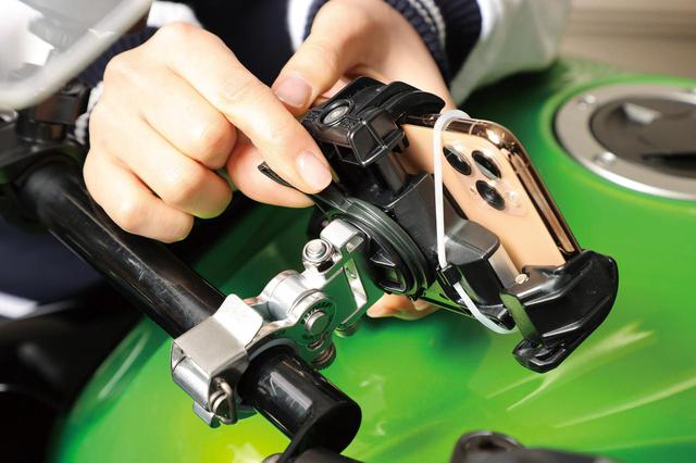 画像: グローブをしたままでも操作しやすい大型ロックレバーを採用。クランプ部は左右方向の首振り機構も備えている。