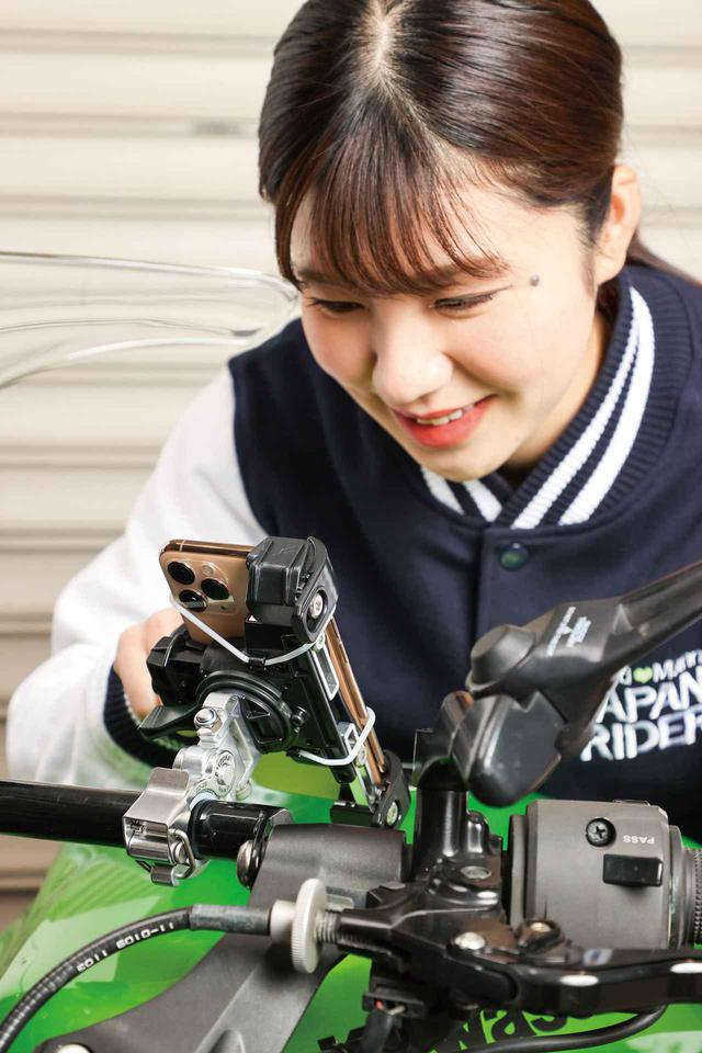 画像: スマホ左側上下2個のフックは位置調整可能。右側中央のフックはスプリングによって縮み方向に力が掛かる。脱落防止用に2本のシリコンバンドが付属。ホルダーの保持能力が高いのでバンドは使わなくても問題なさそうだ。