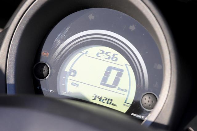 画像: シンプルに見えて機能が豊富なメーター