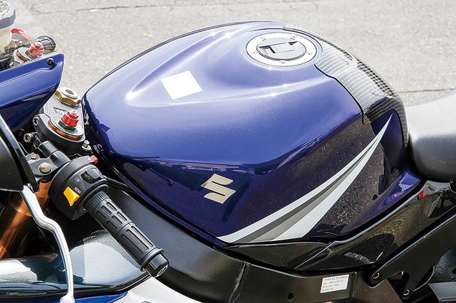 画像: 燃料タンクはGSX-R1000K5のノーマル(カラーも純正そのままだ)で、カーボン製タンクプロテクターも装着されている。