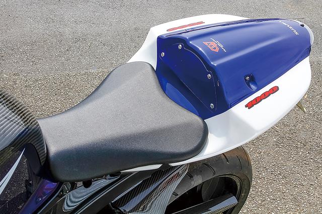 画像: 小物入れを備えるシートカウル(ストリートシートASSY。フェンダーレスキット同梱、シート本体はノーマル)もクレバーウルフ製で、K5パターンでペイントされる。これら外装変更で軽量化も進み、GSX-R1000K5/K6の素性がさらに楽しめるから、これだけでも価値ありと言える。