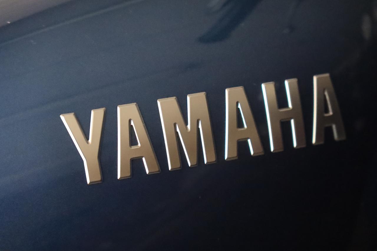 ヤマハの「音叉マーク」がバイクと楽器で少しちがうって知ってた？「YAMAHA」のロゴも微妙にちがうんだよ（福山理子） - webオートバイ