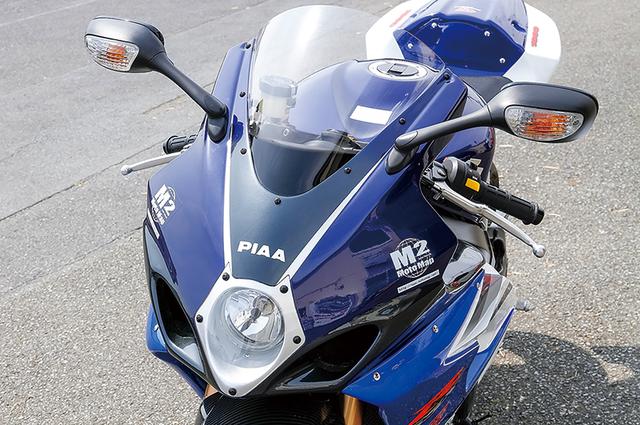 画像: アッパー&ロアカウルはクレバーウルフの'05~'06GSX-R1000ストリート用フルカウルで、JSB対応カウルにPIAA製H4ヘッドライト(光軸調整可能。ハーネス加工が必要だが、この車両ではそれも施工済み)とクリアライトカバーをマウント。ストリート向けの強度も持ち、純正ミラーもサイドスタンドも装着できる。カーボンエアダクトやスクリーンもクレバーウルフ製でまとめられている。