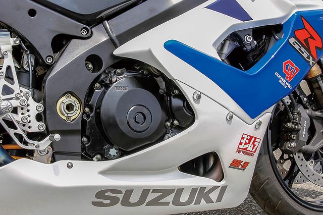 画像: エンジンはノーマルだがヨシムラ・フルチタン2エンドエキゾーストやヨシムラEM-PRO(サブコン)で、軽量化した車体に合わせ込んでいる。「K5/K6以降はスリッパークラッチも入っているので、オートシフターだけプラスすれば困ることはないですよ」とも竹中さんは言う。