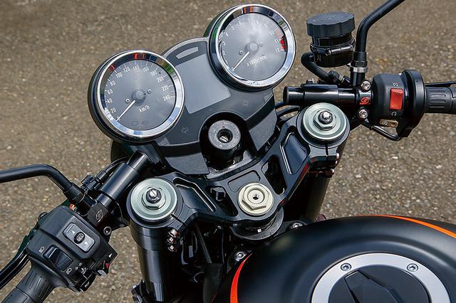 画像: Z900RSをより身近に操れる自然な前荷重が得られ、垂れ角(0/5度調整可能でバー位置も2段の計4ポジション)やコーナリング時に肘が自然になるような幅まで吟味したGストライカー・セパレートハンドルキット+ビレットアンダーブラケットは引き続きSZ-020の中核パーツだ。