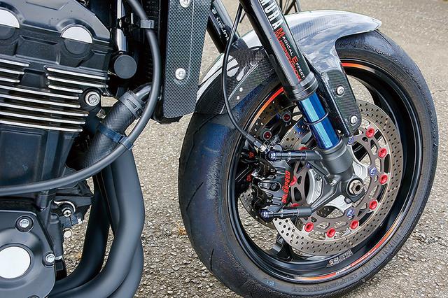 画像: φ41mm倒立フォーク/リヤショックはZ900RSノーマルをベースにスクーデリアオクムラMEチューニングを施して“動いてストローク感のある”仕様にセットアップ済み。アクスルシャフトは'20年中盤に登場した STRIKERクロモリアクスルシャフトで右側トップにSTRIKERのロゴが入れられる。ブレーキはゲイルスピード・エラボレートキャリパー+サンスターディスクのコンビネーションとした。