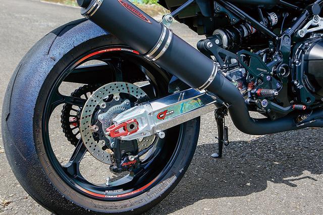 画像: スイングアームはZ900RSのフレームに合わせた適度なしなりを持つGストライカーで、レーシングアジャスタータイプ(オーダー時オプション、後引き/専用アクスルシャフト付属)に変更している。アクスルシャフトはクロモリ、ブレーキはゲイルスピード・エラボレートキャリパー&サンスターディスク。前後ホイールはアルミ鍛造のゲイルスピードで5本スポークデザインのTYPE-GP1S・3.50-17/5.50-17サイズを履く。