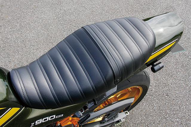 画像: シートはタックロールタイプに変更。テールカウルも延長タイプに、ウインカーは小型化して車体全体のシルエットバランスを整える。