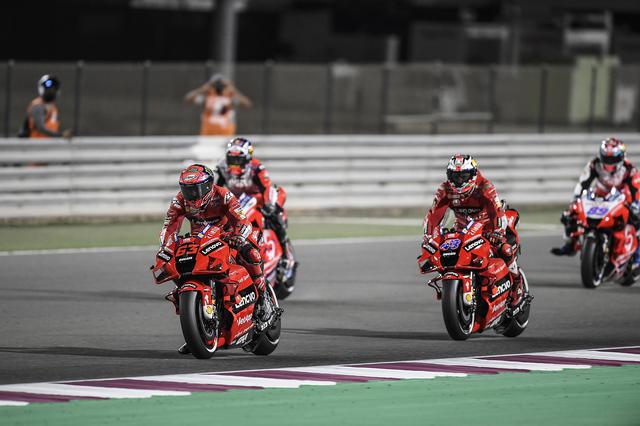 画像: レース序盤のTOP4 まさかまさかのドゥカティ・デスモセディチによる独占です!