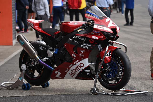 画像: 新しくAstemoカラーに色直ししたCBR1000RR-R 赤ゼッケンに赤いボディカラーが合ってますねぇ