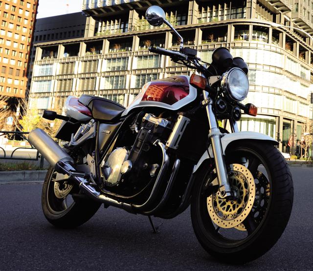 画像: Honda CB1000 SUPER FOUR 1992年11月登場 エンジン形式:空冷4ストDOHC4バルブ並列4気筒 総排気量:998㏄ 最高出力:93PS/8500rpm 最大トルク:8.6kg-m/6000rpm 車両重量:260kg タイヤサイズ:120/70R-18・170/60ZR-18 当時の発売価格:92万円 ※諸元はCB1000スーパーフォア・1992年モデル