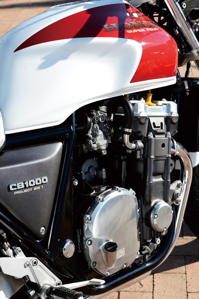 画像: フルカバードツアラーCBR1000Fのエンジンをベースに吸排気を専用設定し、バルブタイミングを変更。低中 回転域で力強い特性に仕上げている。