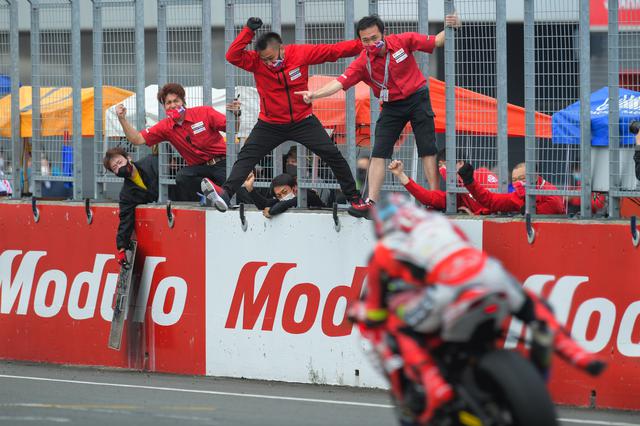 画像: 最後尾も最後尾、ピットスタートから全員をブッチ切っての高橋独走WIN!