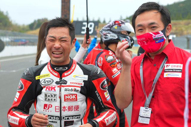 画像: 「レース前にエンジン載せ替え、ピットスタートなんて人生で初めて。レースに間に合わせてくれたスタッフに、本当ありがとう!」と高橋