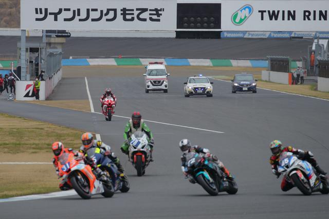 画像: ST1000クラススタート 最後尾にピットスタートの1高橋が見えます