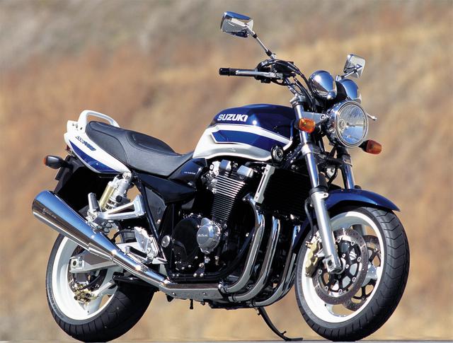 画像: SUZUKI GSX1400 2001-2008年(GY71A) エンジン形式:油冷4ストDOHC4バルブ並列4気筒 内径×行程(総排気量):81×68㎜(1401cc) 最高出力:100PS/8500rpm 最大トルク:12.8kg-m/6500rpm ミッション:6速リターン ブレーキ前・後:ダブルディスク・ディスク 全長×全幅×全高:2160×810×1140mm タイヤサイズ 前・後:120/70ZR17・190/50ZR17 燃料タンク容量:22L ホイールベース:1520mm 乾燥重量:228kg 当時の発売価格:99万8000円 ※諸元は2001年モデル