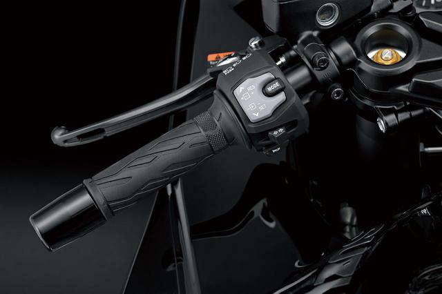 画像: 従来よりハンドル位置がライダーに近くなり快適性向上。左側スイッチボックスには、各種モード設定などの操作用スイッチも配置。