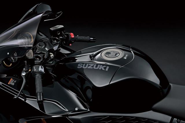 画像: ライダーとの一体感を高めるための形状とされた燃料タンク。容量は20Lで、従来モデルより1L小さくなっている。