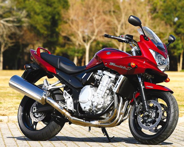 画像: SUZUKI BANDIT1250S エンジン形式:水冷4ストローク・DOHC4バルブ並列4気筒 内径×行程(総排気量):79.0×64.0㎜(1062cc) 最高出力:100PS/7500rpm 最大トルク:10.9kg-m/3500rpm ミッション:6速リターン ブレーキ前・後:ダブルディスク・ディスク 全長×全幅×全高:2130×790×1235mm タイヤサイズ 前・後:120/70ZR17・180/55ZR17 燃料タンク容量:19L ホイールベース:1485mm 乾燥重量:229kg 当時の発売価格:102万9000円 ※諸元はS・2007年モデル