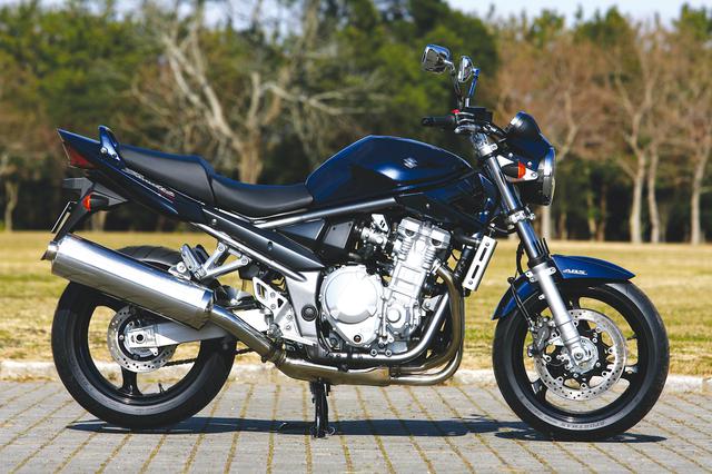 画像: ステアリングヘッドからシート下にかけてメインパイプを一直線に引いた特徴的なフレームは1250となっても健在。ダウンチューブの大径化などが図られ、バンディット本来のスポーティな走りにも対応している。