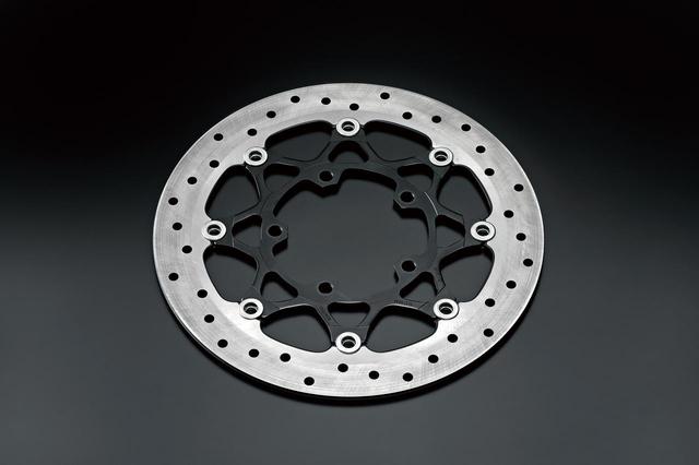 画像: フロントのディスクローター径は制動力を高めるために、従来のハヤブサのΦ310mmからΦ320mmへアップされた。