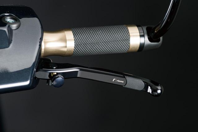 画像: GRIPS SPORT (グリップ) カラー:ブラック、ブロンズ 価格:8,580円(税込) BRAKE LEVER ADJUSTABLE PLUS (ブレーキレバー) カラー:アルミニウム、ブラック、ブロンズ 価格:17,490円(税込)