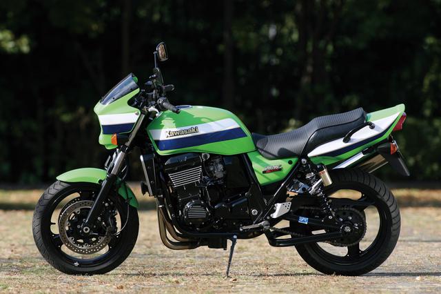 画像: 直線基調のスタイルでまとめたカワサキネイキッドシリーズの旗艦、ZRX1200R。鋼管製ダブルクレードルフレームに専用設計のサイドカムチェーン水冷4気筒エンジンを搭載。写真は2008年発売の最終モデル。