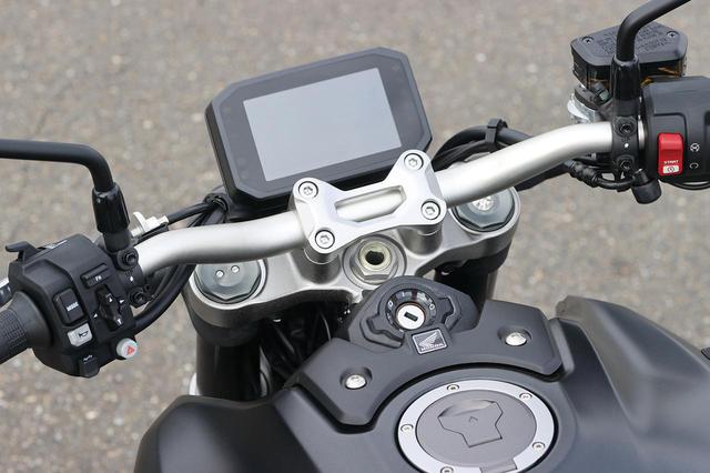 画像: 5インチサイズのカラーTFT液晶メーターは、小さいサイズの中で機能や情報別にレイアウトを整理し、表示エリアを最適化して視認性や操作性を高めた。