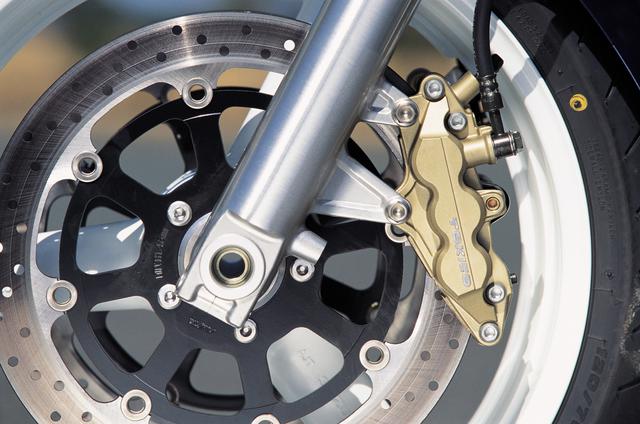 画像: フロントのΦ320mmフローティングディスクはGSX-R1000用から外周の溝を廃止したもの。