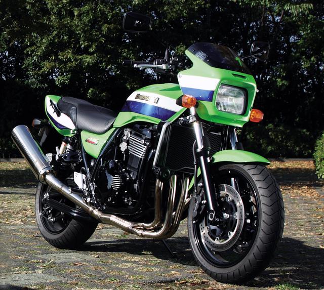 画像: Kawasaki ZRX1200R 2004年(ZRT20A) エンジン形式:水冷4ストDOHC4バルブ並列4気筒 内径×行程(総排気量):79.0×59.4㎜(1164cc) 最高出力:95PS/7500rpm 最大トルク:10.3kg-m/3500rpm ミッション:5速リターン ブレーキ前・後:ダブルディスク・ディスク 全長×全幅×全高:2120×780×1150mm タイヤサイズ 前・後:120/70ZR17・180/55ZR17 燃料タンク容量:18L ホイールベース:1465mm 乾燥重量:224kg 当時の発売価格:97万5000円 ※諸元は2004年モデル
