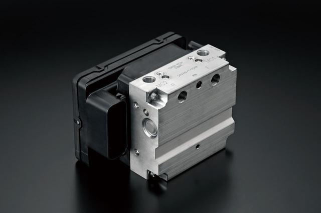 画像: ボッシュ製の最新ABSユニットを搭載し、IMUとの連携によりモーショントラックブレーキなどの高度な制御を可能にした。
