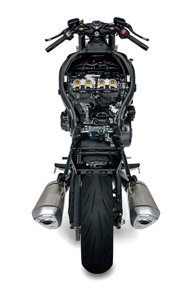 画像: ストリップ状態を後上方から見ると、直4エンジンを抱いた幅の広いメインフレームと、新しいスリムなシートレールが対照的。