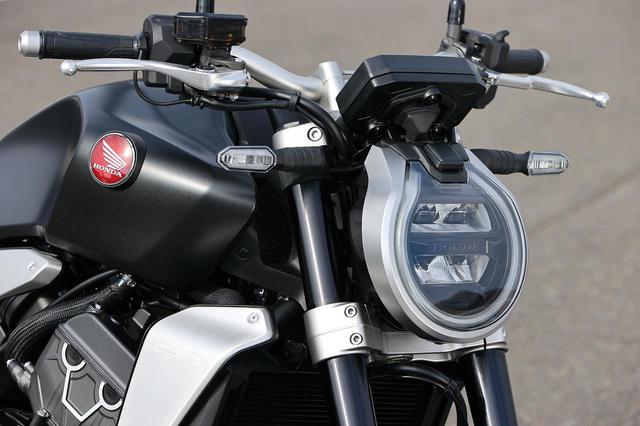 画像: 新型CB1000Rは、薄型LEDヘッドライトの前面を大きくスラントさせるのと同時に、涙滴型ケースとライトガイドにより、フロントマスクを印象的にしている。